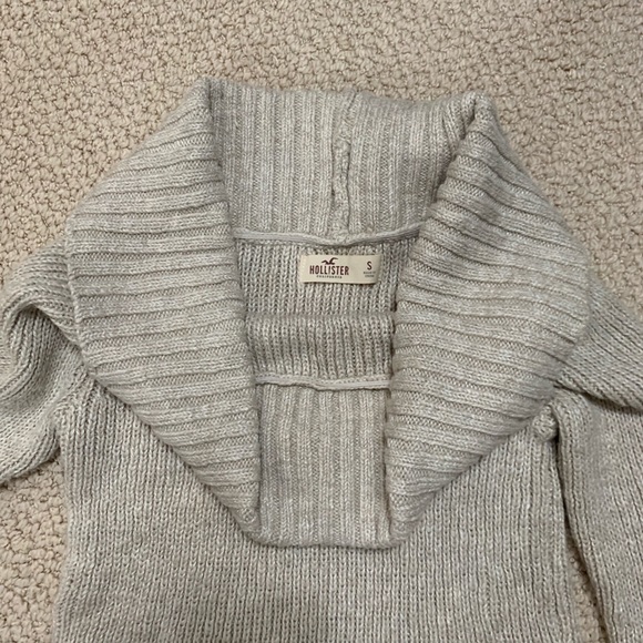 AVAIL AFTER 12/4 Hollister sweater - Picture 2 of 4